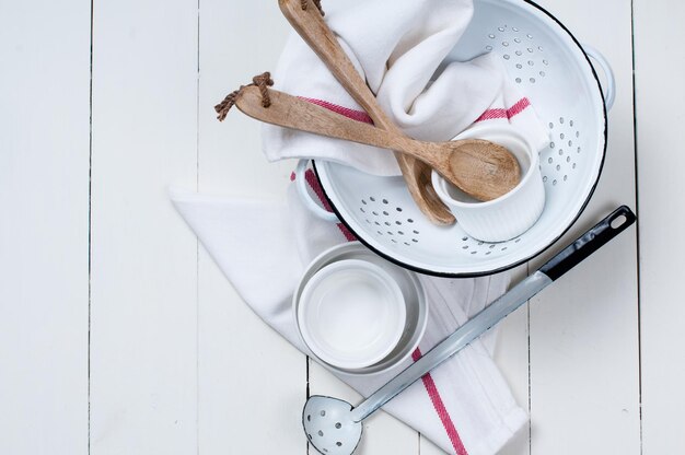 Mesa de cocina con utensilios